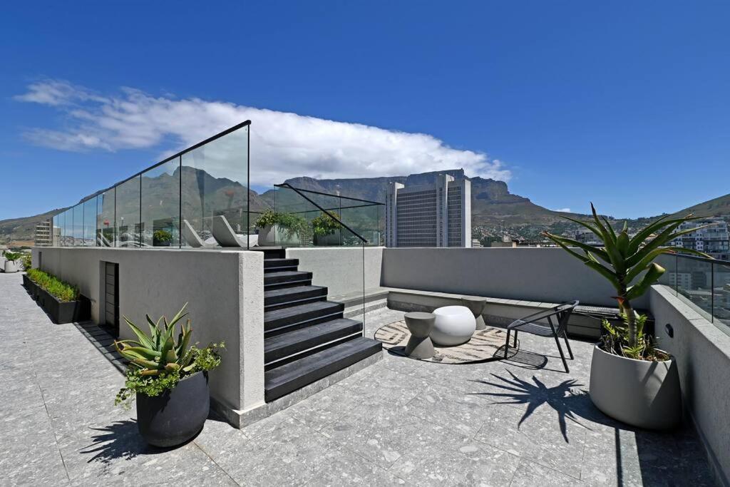 Hannah 209 - The Tokyo Kaapstad